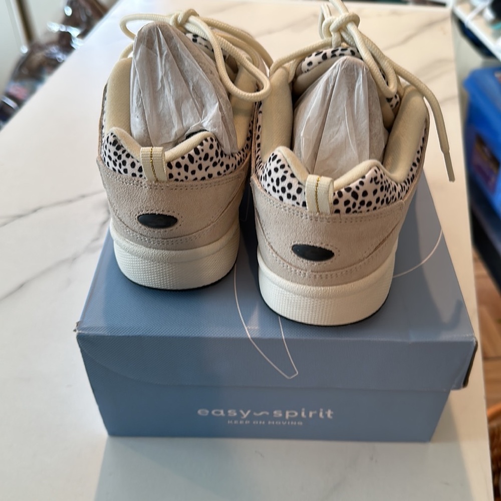 NWT Easy Spirit Romy walking shoe, size 7. - Picture 5 of 6
